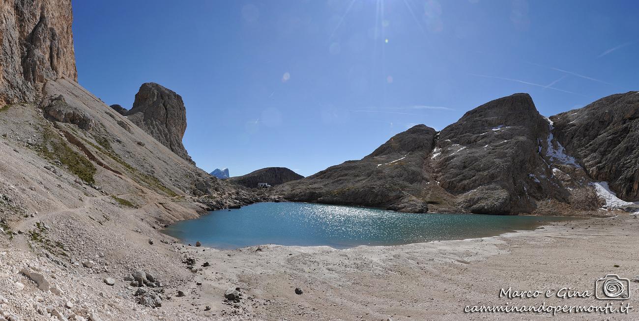 059 Lago e Rifugio Antermoia - sullo sfondo la Marmolada.jpg